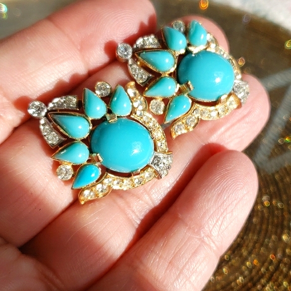 Authentic Vintage Trifari Jewels of India Rhinestone Aqua Cabochon Clip Earrings - Picture 9 of 13